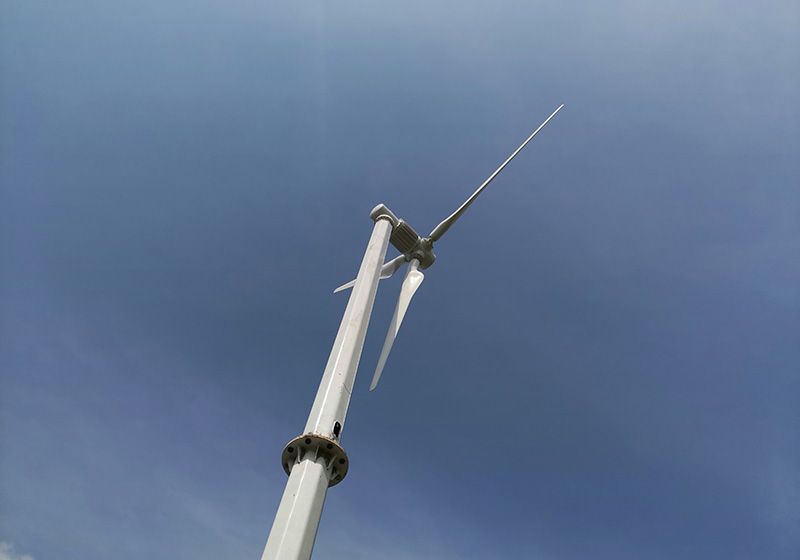 小型家用光伏板和小型風(fēng)力發(fā)電機能同時連接電池嗎？